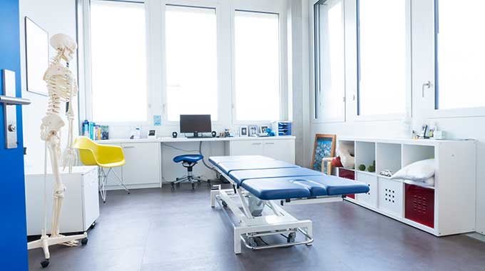 Behandlungsraum der Praxis in Aesch